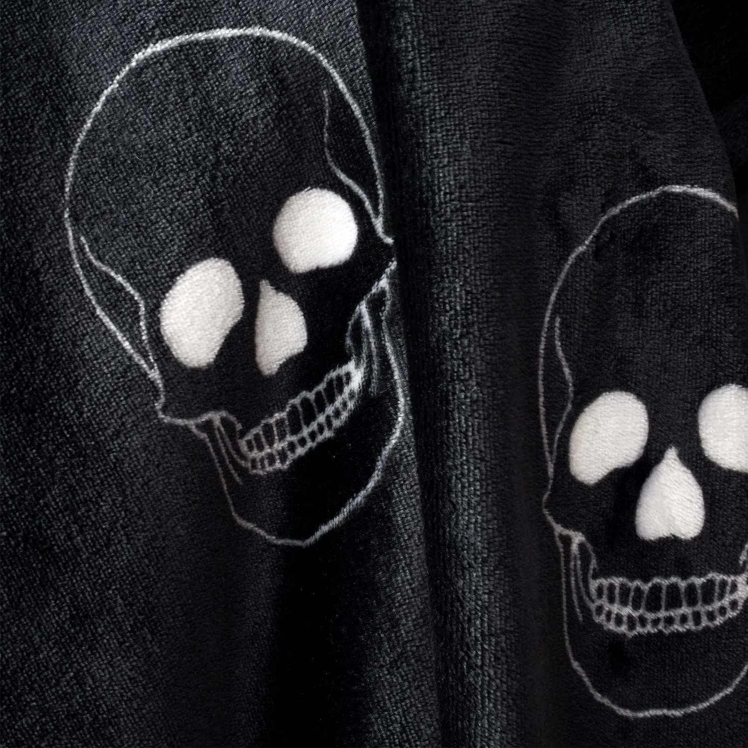 Catherine Lansfield Black Skulls Fleece Throw (130cm x 170cm)