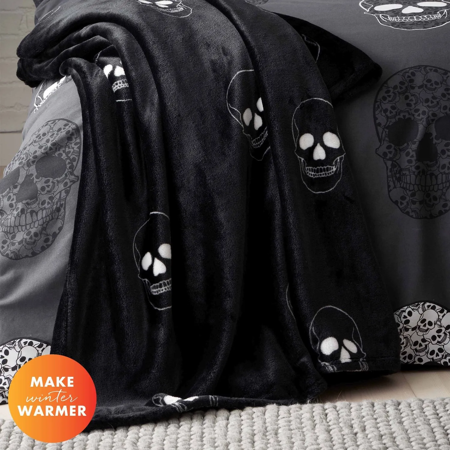 Catherine Lansfield Black Skulls Fleece Throw (130cm x 170cm)